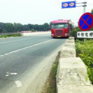 为逃避检查进京大货逆行而来 10分钟4辆罐车逆行