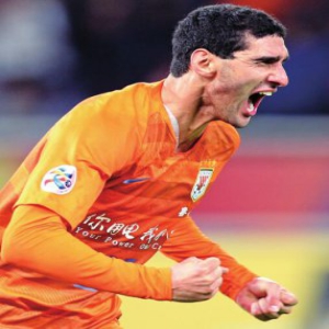 霄鹏出奇招十年终胜韩！鲁能主场2：1逆转庆南 队魂蒿俊闵一脚定江山