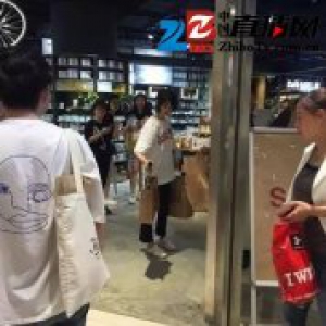 郑爽又怼上热搜，素颜逛街惊呆路人