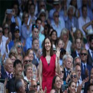 李娜亮相温网 一席红色长裙颇为优雅