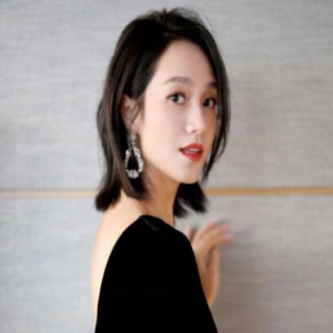 专业素养哪里去了？朱丹登台主持叫错3位嘉宾名字，错的太离谱了