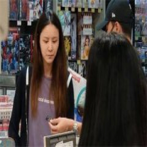 林峯同框张馨月 一起出现在玩具店