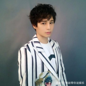 陈奕天卷发写真很韩范 揭露原本皮肤帅气无法挡