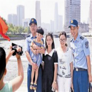 津门子弟兵 乘船游海河