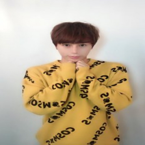 陈奕天穿黄色毛衣特别秀气 大秀剪刀手发型减龄走少年路线