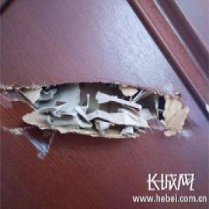 石家庄网友发现8年前购买的实木门竟然是纸做的