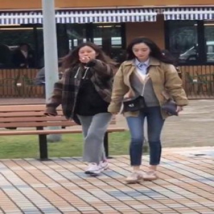 真是讨厌！杨幂拍戏被偶遇 女助理竟然手指粉丝这样说