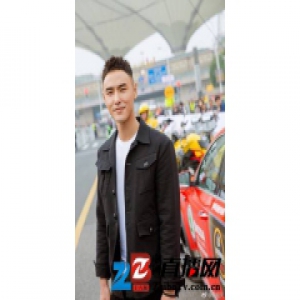 阮经天载两女开心热聊 女方身份曝光