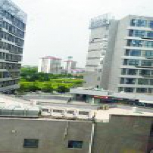 大风刮掉墙皮及保温层 导致三名路人被砸伤