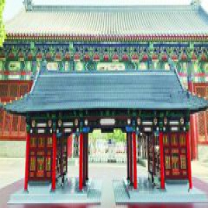 高中学子为母校献毕业礼物 七千块乐高搭起学校大门