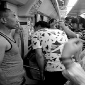 中老年乘客吐槽：瞅清地铁线路图得用放大镜