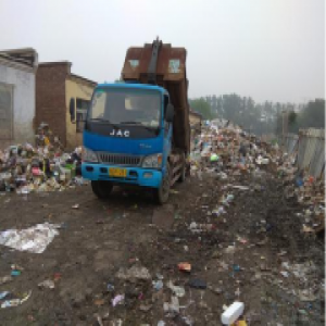 双桥嘉园附近 中转站露天堆垃圾臭气熏人