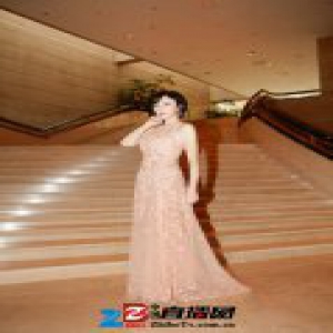 吕佳容烈焰红衣秒杀众人 被誉为“最会穿衣之典范”