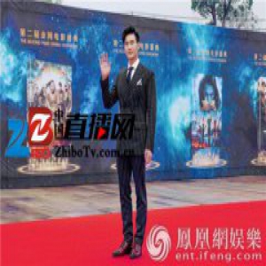 “中国硬汉”谢孟伟电影节颁奖 秒变复古绅士引尖叫