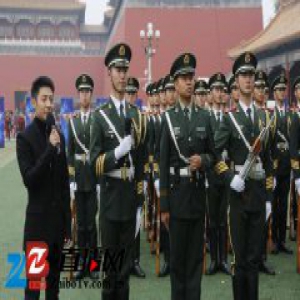 孙杨夺冠泳帽入驻天安门国旗班荣誉室