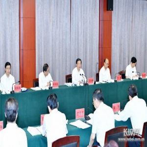 省委理论学习中心组继续集中学习交流研讨