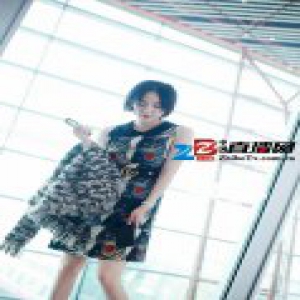 吕佳容最新机场LOOK曝光 立冬时尚俏丽来袭