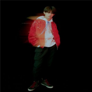 易烊千玺“眼镜杀”造型亮相晚会