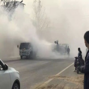 事发突然，货车起火燃烧！过路洒水车秒变“消防车”！