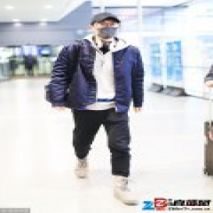 朱亚文妻疑怀二胎身材臃肿腹部微凸