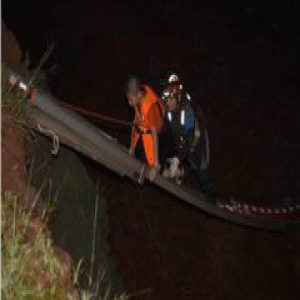 惊心救援上演！男孩被困河中孤岛 四面是滚滚洪水只有15米长梯