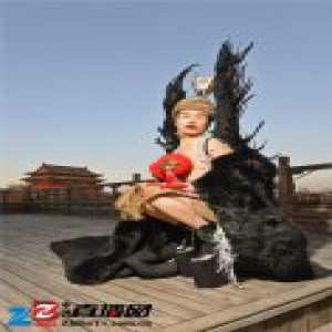 万云峰首挑30厘米高跟鞋 光腿走秀冻的直哆嗦