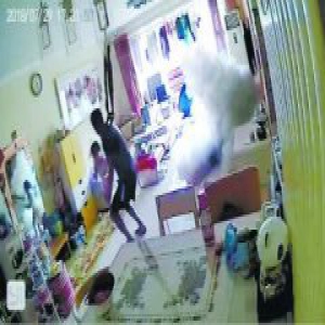 电动车充电蹿出大火球 亲历者讲述惊魂18秒