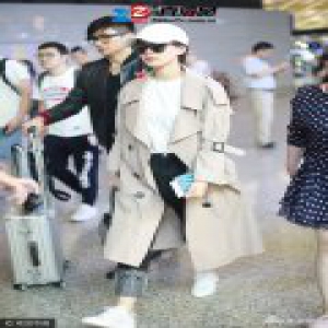 刘诗诗获老公吴奇隆护驾 hold住风衣又帅又美