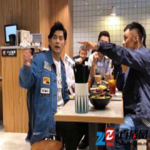 周杰伦准备喝掉十杯奶茶 被偶遇与余文乐同桌吃饭
