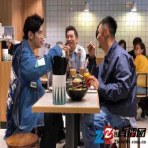 周杰伦余文乐被偶遇拍节目 周杰伦上身给所有人都买单