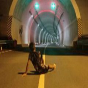 “熊孩子”高速隧道口“玩命”自拍 高速路中间凹造型