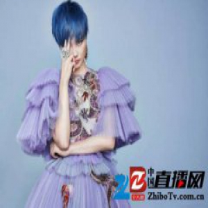 李宇春坐轮椅现身 照片上只有一张背影