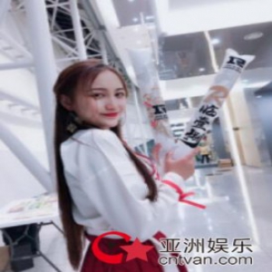 LOL：RNG美女主持现身S8现场助威！网友：这是紫霞仙子吗？