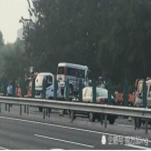 北京五环突发车祸 面包车撞道路养护作业车5人当场死亡