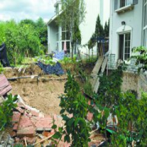 别墅旁挖大坑 雨后滑坡吓人