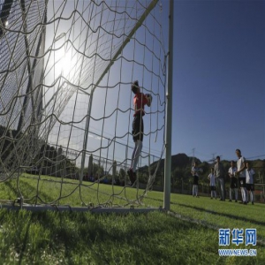 校园要有球可踢，还要能愉快地踢