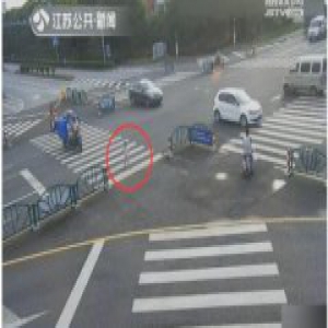 爸爸独自带娃 娃丢了两小时 刷朋友圈才知道