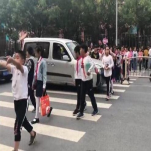 找到了!郑州交警已通知校门口顶孩子闯行司机接受处理