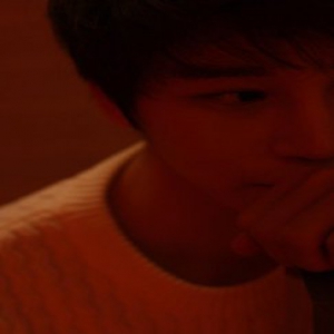 陈奕天新写真红红火火 未修片皮肤好到让女生羡慕