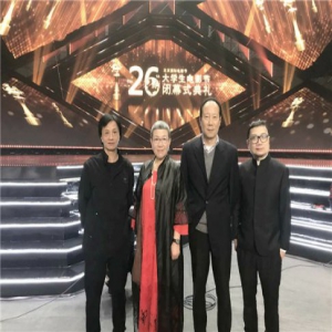《红花绿叶》亮相大学生电影节闭幕红毯