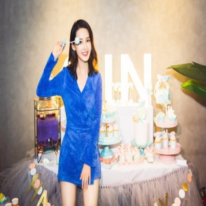 李沁泪洒生日会 感恩粉丝陪伴“沁”幸有你