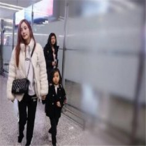 网曝贾乃亮独自买醉 李小璐却亮相机场网友直呼心疼