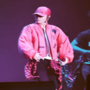 鹿晗新发型嘻哈范 鹿晗微博晒关晓彤情侣款发型