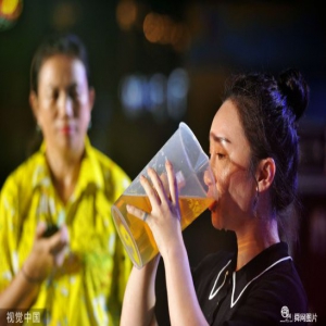 青岛国际啤酒节举办饮酒大赛 参赛选手吹瓶最快不到4秒