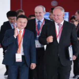 马云现身俄罗斯 普京问他：年纪轻轻的为啥要退休？