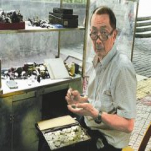 四川修表匠摆摊30年见儿子 因儿子走失心生愧疚希望最终能见一面