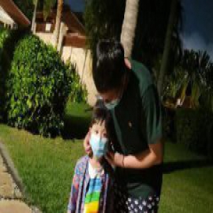 主持人华少致敬白衣天使 为孩子戴口罩以身作则