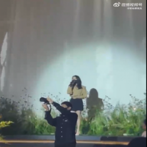 IU现身李钟硕弟弟婚礼 献唱祝歌《你的意义》