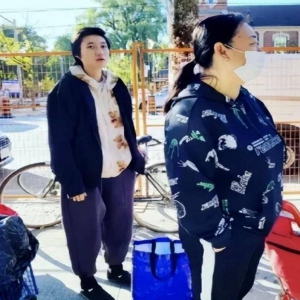 成龙女儿吴卓林现身街头 休闲穿搭排队领取免费食物