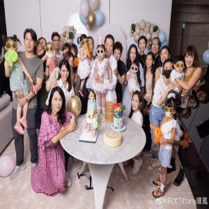 手滑？网友称郭碧婷有钱有颜有娃 向太点赞该评论